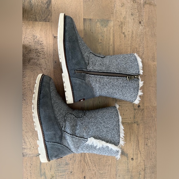 Lamo Cozy Gray Herringbone Boots - Picture 2 of 5